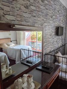 1 dormitorio con cama y pared de piedra en Balmoral Lodge Hotel, en Southport
