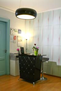 ein Büro mit einem Schreibtisch und einem Laptop darauf in der Unterkunft Duca's Guest House in Turin