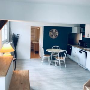 cocina con mesa y sillas en una habitación en La Treille en Noyers-Saint-Martin