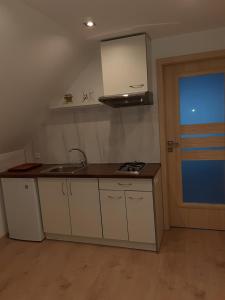 una cocina con fregadero y encimera en Dom Wakacyjny na Wsi Blisko Morza, en Kukinia 8 fotos más