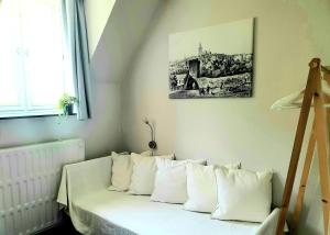 Habitación con cama con almohadas blancas. en Het Begijnhof Tongeren Center en Tongeren