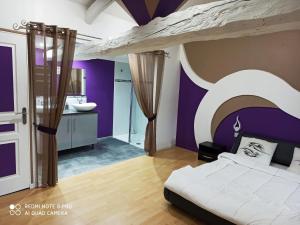 Un pat sau paturi într-o cameră la La Floiracaise