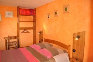 una camera con un letto e due letti a castello di Gîte les 3 cols a Réallon