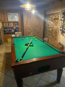 a snooker table with a pool cue on it at Gîte les 3 cols in Réallon