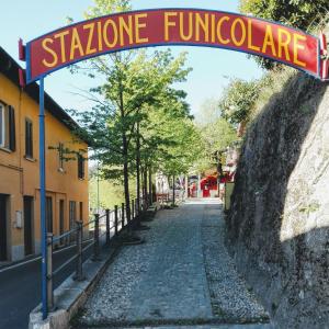 ein Schild, das das Dorf Saitrionia fürkuna liest in der Unterkunft Via Funicolare in Brunate