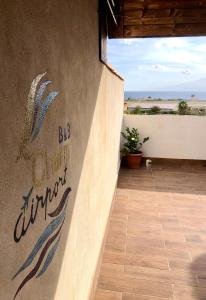 Ściana z napisem "Wielki ocean rocznie" w obiekcie Charm Airport w mieście Reggio di Calabria +37 zdjęć