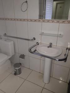 ein Badezimmer mit Waschbecken und Toilette in der Unterkunft Hotel Athenas e Convenções in Araçatuba
