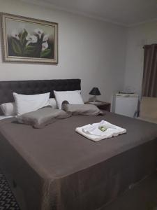 ein Bett mit einem Handtuch darüber in der Unterkunft Hotel Athenas e Convenções in Araçatuba