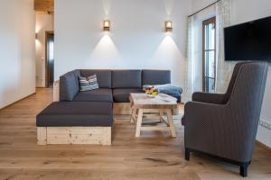uma sala de estar com um sofá e uma mesa em Seehof am Waginger See em Petting
