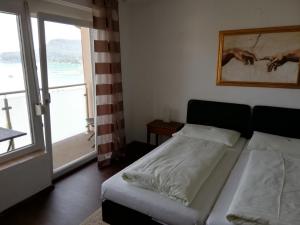 Postel nebo postele na pokoji v ubytování Hotel Faaker See Inn by S4Y