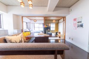 广岛SUNDAY peace room 中島 #24的带沙发和桌子的客厅
