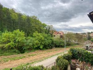 Blick auf einen Garten mit Bäumen und einem Zaun in der Unterkunft Casa Degli Eroi in Gaiole in Chianti