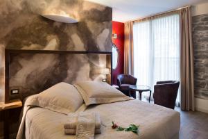 een slaapkamer met een groot bed in een kamer bij Agriturismo l'Adagio in Badalucco