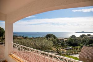 Elle comprend un balcon offrant une vue sur l'océan. dans l'établissement Residence Monte Cristo, à Sainte-Lucie de Porto-Vecchio