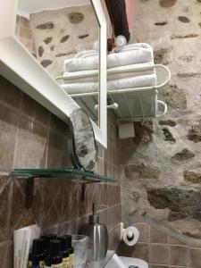 a bathroom with a sink and a mirror and towels at Casa Rural La Antigua Tahona in Candelario +35 photos