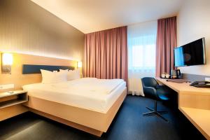 Postel nebo postele na pokoji v ubytování Hotel Sachsen-Anhalt