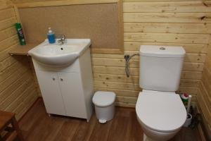 La salle de bains est pourvue de toilettes blanches et d'un lavabo. dans l'établissement Masarykova Chata, à Bumbalka