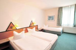 Postel nebo postele na pokoji v ubytování Hotel Sachsen-Anhalt