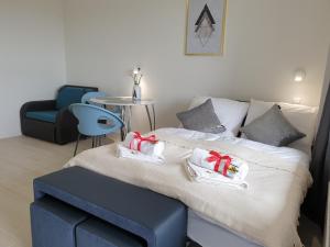 Posteľ alebo postele v izbe v ubytovaní Apartamenty Onyx SeaView by Rent like home