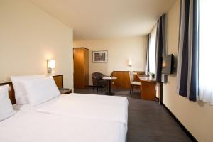 Postel nebo postele na pokoji v ubytování Hotel Sachsen-Anhalt + 19 fotografií