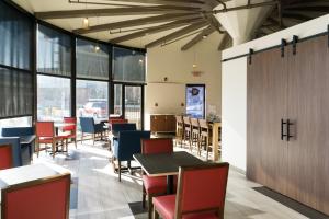 Uma TV ou centro de entretenimento em Holiday Inn Express - Columbus Downtown by IHG