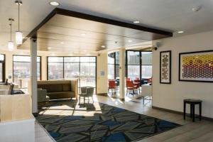 Uma área de estar em Holiday Inn Express - Columbus Downtown by IHG