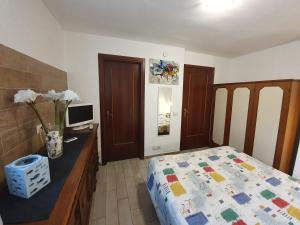 1 dormitorio con 1 cama y escritorio con ordenador en Casa del Mare, en Formia