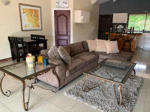 una sala de estar con un sofá y una mesa en Jaco Sol Quadplex 11A, en Jacó