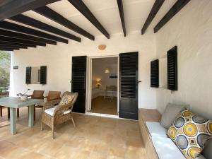 sala de estar con sofá y mesa en Can Miguel Marti - Astbury Formentera, en Playa de Migjorn