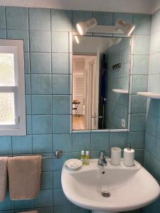 y baño con lavabo y espejo. en Can Miguel Marti - Astbury Formentera, en Playa de Migjorn