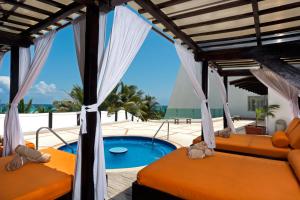 Bazén v ubytování Flamingo Cancun All Inclusive nebo v jeho okolí