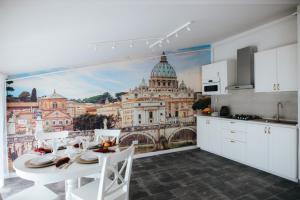 una cucina con vista aamicotica sul palazzo del Campidoglio di Penthouse Evianne Faleza a Galaţi