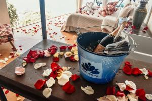 a table with a bucket full of broken roses at Mirante do Arvrao in Rio de Janeiro