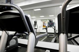Fitness centrum a/nebo fitness zařízení v ubytování The Chambers Hotel