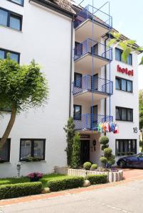 a hotel in front of a building at Hotel Astoria am Urachplatz in Stuttgart