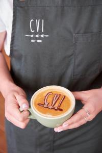 eine Person, die mit dem Buchstaben c eine Tasse Kaffee hält in der Unterkunft Camden Valley Inn in Camden