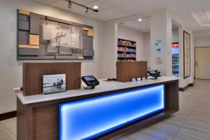 eine Apotheke-Lobby mit einem großen blauen Display in der Unterkunft Holiday Inn Express Hotel & Suites Cincinnati - Mason, an IHG Hotel in Mason