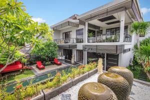 ein Bild von einem Haus mit einem Swimmingpool in der Unterkunft Villa Cascade in Seminyak
