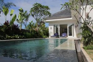 乌布珠玛酒店的别墅前的游泳池