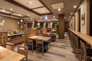 Restoran või mõni muu söögikoht majutusasutuses Hotel Route Inn Chiba Newtown Chuo Ekimae - Narita Airport Access Line