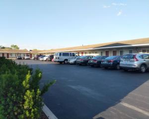 un grupo de coches estacionados frente a un edificio en Driftwood Motel, en Niagara Falls