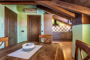 una cocina con una mesa de madera y un pastel. en Apartamentos Casa Rivera, en Aínsa