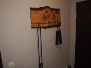 eine Wand mit Baseballausrüstung, die an einer Wand hängt in der Unterkunft Apartment am Kurpark in Sankt Andreasberg