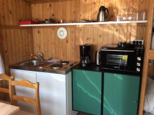 A kitchen or kitchenette at Trandum Camping