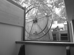 a large wooden clock on the side of a building at studio sur péniche La Tortue in Ramonville-Saint-Agne