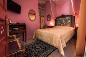 Кровать или кровати в номере Ilion Hotel