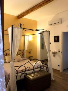 Schlafzimmer mit einem schwarzen Himmelbett und Vorhängen in der Unterkunft Ca Bea in Venedig