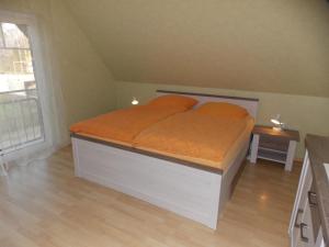 łóżko z pomarańczowym materacem w pokoju w obiekcie Niederrhein-Ferien Nr. 57 w mieście Xanten