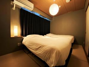 1 dormitorio con cama blanca y ventana en Randor Residence Tokyo Classic en Tokio