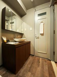 y baño con lavabo, espejo y ducha. en Randor Residence Tokyo Classic en Tokio